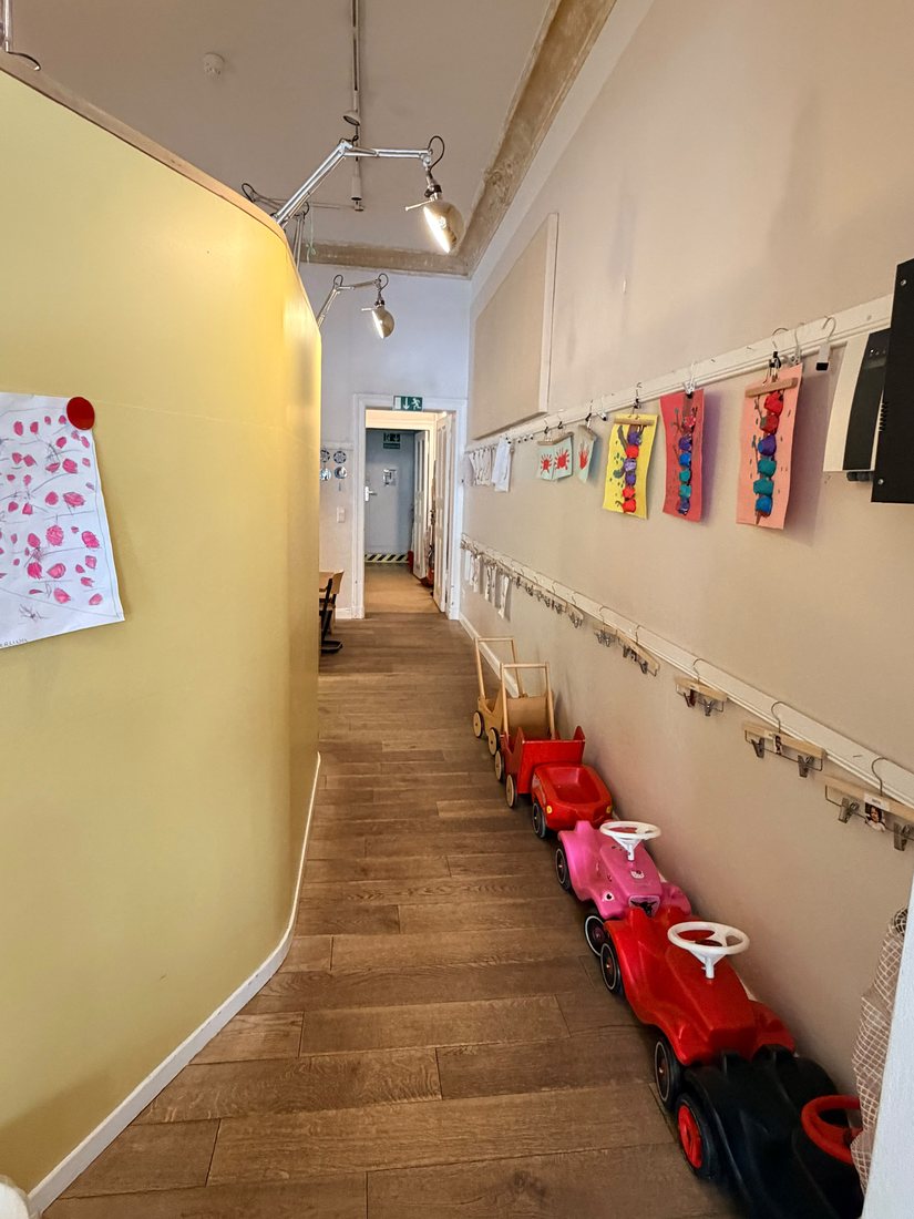 Garderobe – Flur mit Fahrzeugen