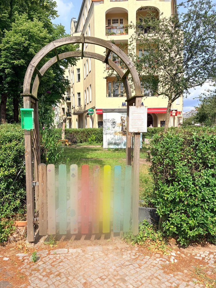Das bunte Gartentor, von den Kindern gestaltet